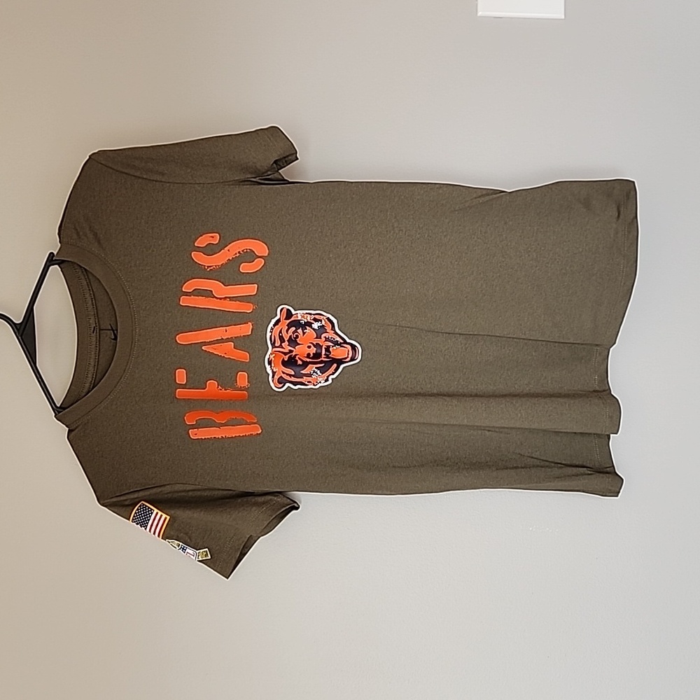 NEW Women's Chicago Bears Military NIKE tshirt Size Medium